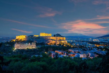 Atina şehir merkezi ufuk çizgisi, Akropolis ve Yunanistan 'daki Parthenon Tapınağı ile şehir manzarası gün batımında