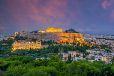 Atina şehir merkezi ufuk çizgisi, Akropolis ve Yunanistan 'daki Parthenon Tapınağı ile şehir manzarası gün batımında