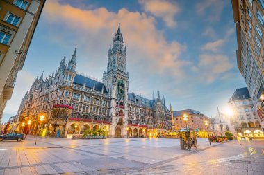 Almanya 'da Marienplatz belediye binası ile Münih şehir merkezi silueti