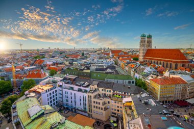 Almanya 'da Marienplatz belediye binası ile Münih şehir merkezi silueti