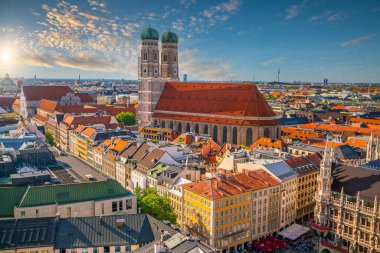 Almanya 'da Marienplatz belediye binası ile Münih şehir merkezi silueti
