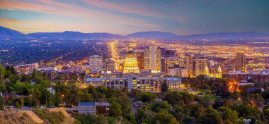 Gün batımında Utah 'ın Salt Lake City şehir merkezi gökyüzü manzarası