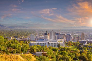 Gün batımında Utah 'ın Salt Lake City şehir merkezi gökyüzü manzarası