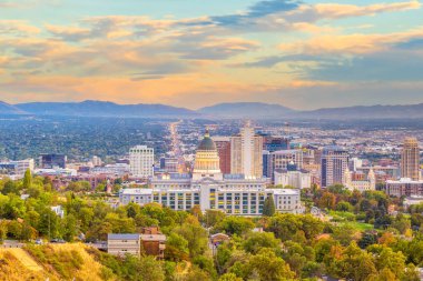Gün batımında Utah 'ın Salt Lake City şehir merkezi gökyüzü manzarası
