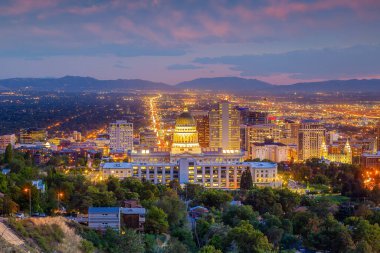 Gün batımında Utah 'ın Salt Lake City şehir merkezi gökyüzü manzarası