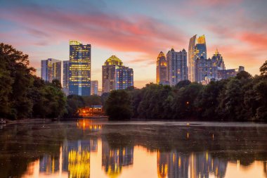 Gün batımında Atlanta şehir merkezindeki Piedmont Parkı.