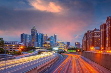 Atlanta şehir merkezi alacakaranlıkta ABD 'nin ufuk çizgisi şehir manzarası