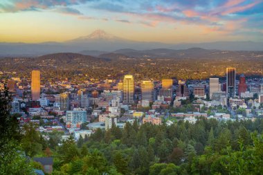 Portland şehir merkezi, Oregon siluet şehri, Amerika 'da gün batımında.