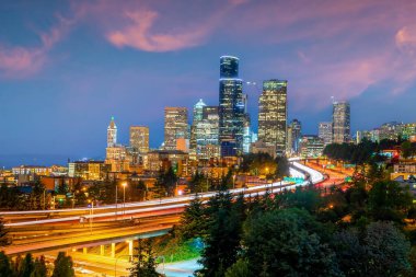 Gün batımında Washington eyaletinin Seattle şehrinin gökyüzü manzarası
