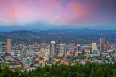 Portland şehir merkezi, Oregon siluet şehri, Amerika 'da gün batımında.