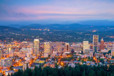 Portland şehir merkezi, Oregon siluet şehri, Amerika 'da gün batımında.