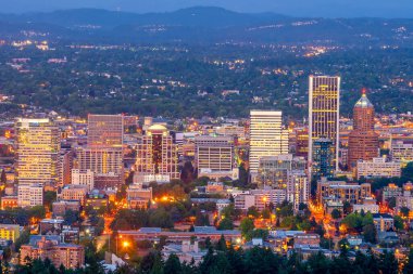 Portland şehir merkezi, Oregon siluet şehri, Amerika 'da gün batımında.
