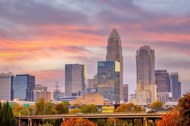 Charlotte City şehir merkezinde, Kuzey Carolina, ABD 'nin gökyüzü manzarası gün batımında