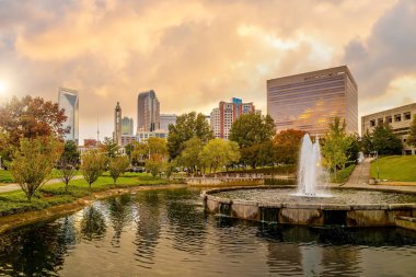 Charlotte City şehir merkezinde, Kuzey Carolina, ABD 'nin gökyüzü manzarası gün batımında
