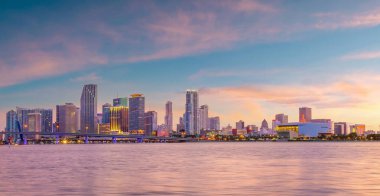 Gün batımında Florida 'nın Miami şehrinin gökyüzü manzarası