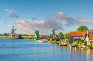 Hollanda 'nın Zaanse Schans şehrindeki yel değirmenleri, geleneksel Hollanda köyü gün batımında