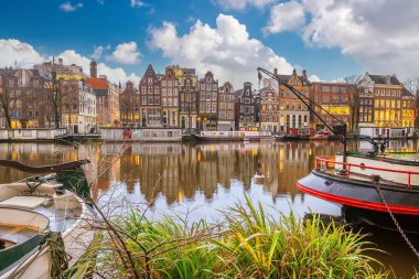Amsterdam şehir merkezi, gün batımında Hollanda 'nın gökyüzü manzarası
