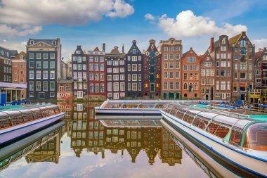 Amsterdam şehir merkezi, gün batımında Hollanda 'nın gökyüzü manzarası