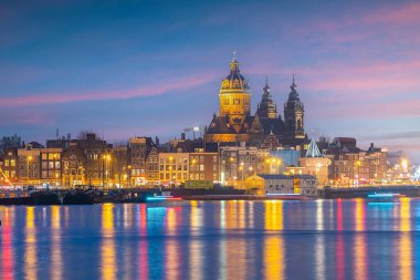 Amsterdam şehir merkezi, gün batımında Hollanda 'nın gökyüzü manzarası