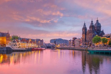 Amsterdam şehir merkezi, gün batımında Hollanda 'nın gökyüzü manzarası