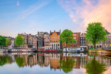 Amsterdam şehir merkezi, gün batımında Hollanda 'nın gökyüzü manzarası