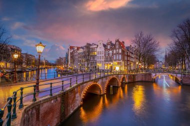 Amsterdam şehir merkezi, gün batımında Hollanda 'nın gökyüzü manzarası