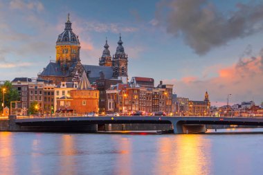 Amsterdam şehir merkezi, gün batımında Hollanda 'nın gökyüzü manzarası