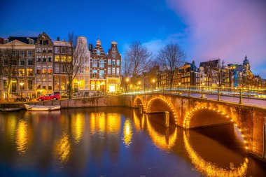 Amsterdam şehir merkezi, gün batımında Hollanda 'nın gökyüzü manzarası