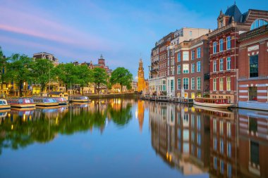 Amsterdam şehir merkezi, gün batımında Hollanda 'nın gökyüzü manzarası