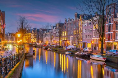 Amsterdam şehir merkezi, gün batımında Hollanda 'nın gökyüzü manzarası