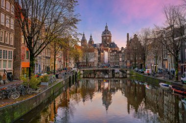 Amsterdam şehir merkezi, gün batımında Hollanda 'nın gökyüzü manzarası