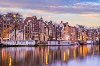 Amsterdam şehir merkezi, gün batımında Hollanda 'nın gökyüzü manzarası