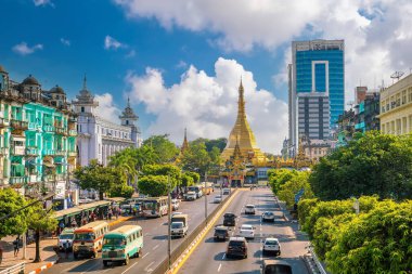 Yangon şehir merkezinde Sule pagoda, Myanmar mavi gökyüzüyle