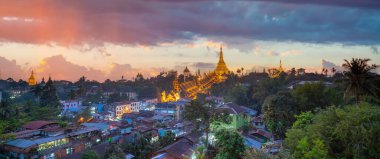 Shwedagon Pagoda Yangon şehrinde, Myanmar gün batımında