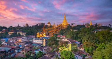 Shwedagon Pagoda Yangon şehrinde, Myanmar gün batımında