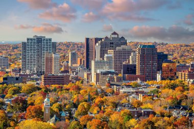 Sonbaharda ABD 'nin Connecticut şehrinin New Haven şehir merkezi gökyüzü manzarası