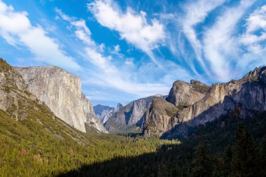 ABD 'deki Yosemite Ulusal Parkı' nın sonbaharda manzarası