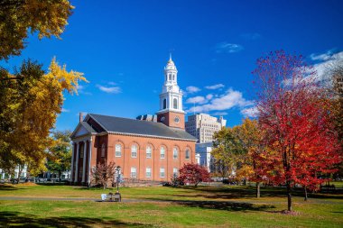 Sonbaharda ABD 'nin Connecticut şehrinin New Haven şehir merkezi gökyüzü manzarası