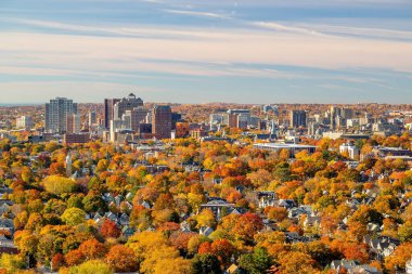 Sonbaharda ABD 'nin Connecticut şehrinin New Haven şehir merkezi gökyüzü manzarası