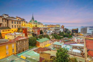 Şili 'nin Valparaiso kentindeki UNESCO Dünya Mirası kentinin renkli binaları