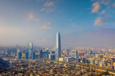 Santiago şehir merkezinin panoramik manzarası Şili 'nin gökyüzü manzarası