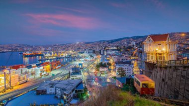 Şili, Valparaiso 'daki funicular demiryolu yolcu vagonu gün batımında.