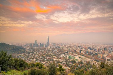 Santiago şehir merkezinin panoramik manzarası Şili 'nin gökyüzü manzarası