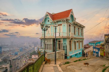 Şili 'nin Valparaiso kentindeki UNESCO Dünya Mirası kentinin renkli binaları