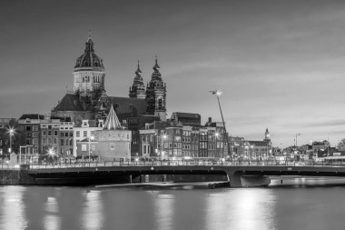 Amsterdam şehir merkezi silüeti. Gün batımında Hollanda 'da şehir manzarası