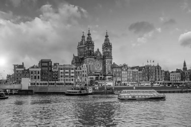 Amsterdam şehir merkezi silüeti. Gün batımında Hollanda 'da şehir manzarası