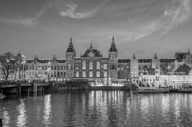 Hollanda 'daki Amsterdam Merkez Tren İstasyonu, gün batımında