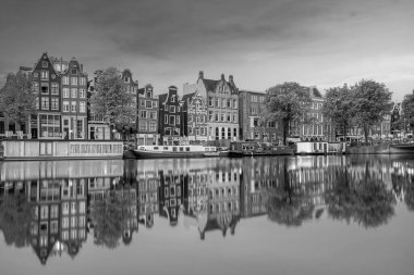 Amsterdam şehir merkezi silüeti. Gün batımında Hollanda 'da şehir manzarası