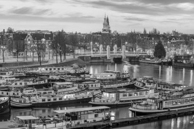 Amsterdam şehir merkezi silüeti. Gün batımında Hollanda 'da şehir manzarası