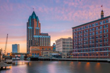 Milwaukee şehir merkezi. Günbatımında Wisconsin 'in gökyüzü manzarası.